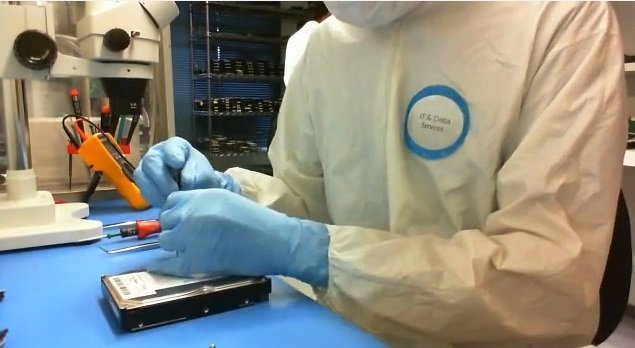 Apertura de una unidad dentro de laboratorio